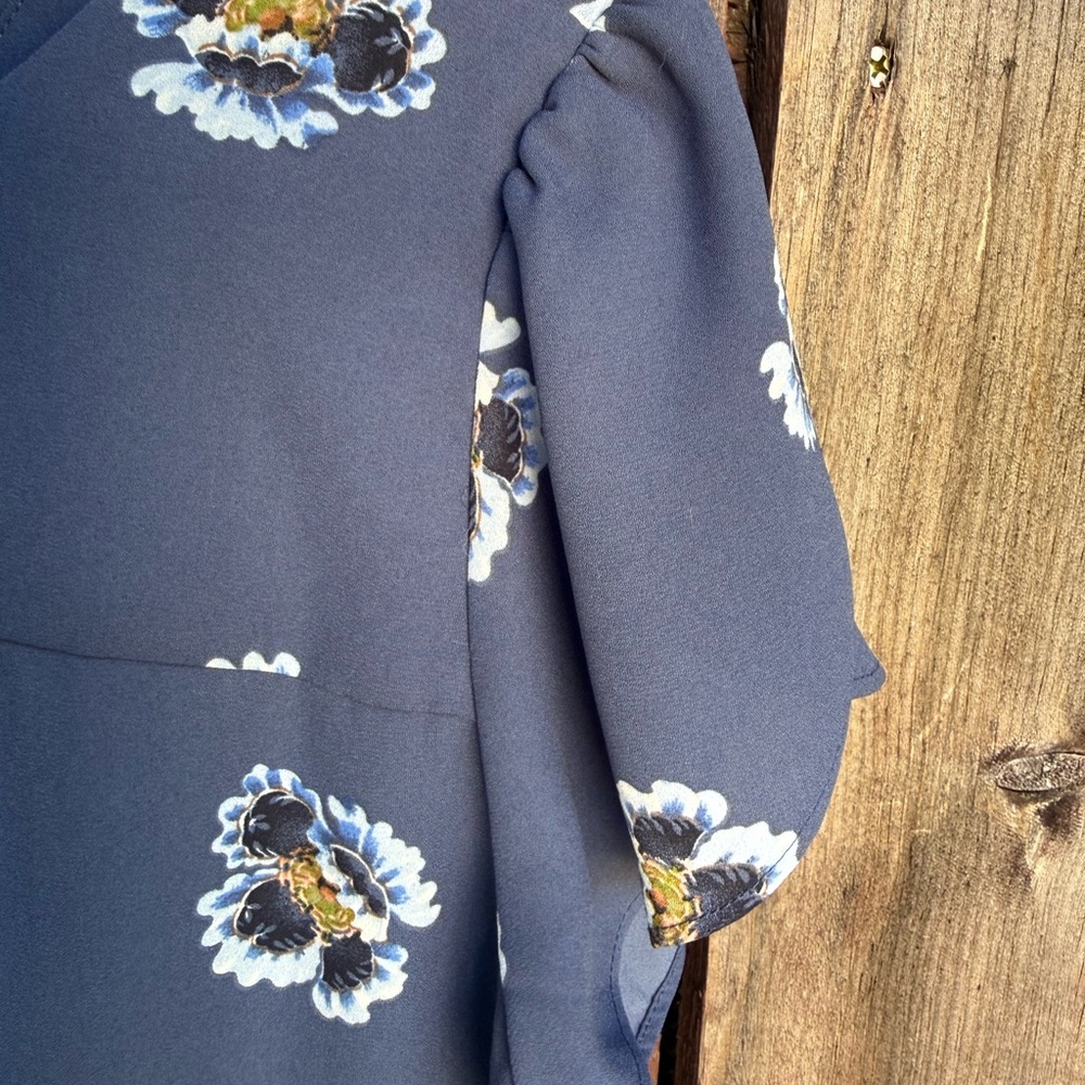 Loft Floral Print  Blue Flutter Sleeve Blouse Size Small - Picture 6 of 14